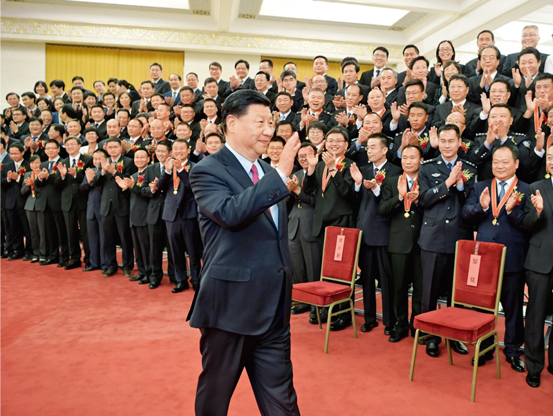 2019年6月25日,党和国家领导人习近平、李克强、王沪宁等在北京人民大会堂会见第九届全国“人民满意的公务员”和“人民满意的公务员集体”受表彰代表。 新华社记者 李学仁/摄